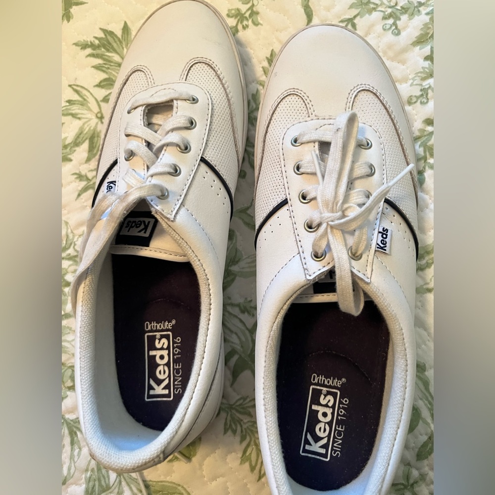 Sz 10 Women’s leather Keds